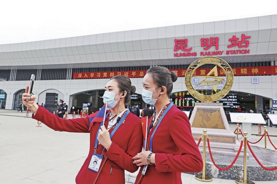 12月3日下午,中老铁路零公里标揭幕仪式在昆明火车站举行。 本报记者 雷桐苏 张彤 摄