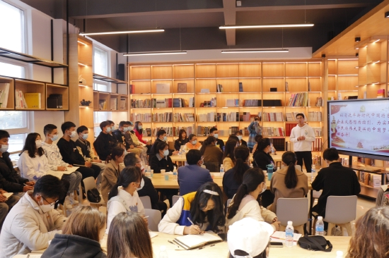 保山学院大学生宣讲团以读书沙龙的形式宣讲党的十九届六中全会精神 保山日报社供图