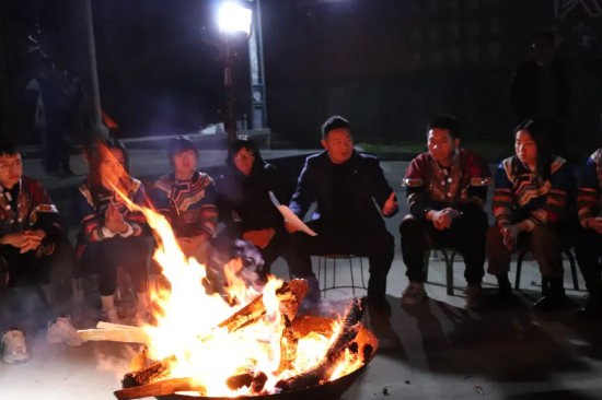 市委党校青年讲师余胜章在瓦房乡水沟洼村开展“火塘夜话”宣讲 共青团保山市委供图