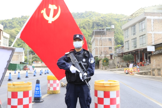 坡脚边境检查站执勤民警 杨立振