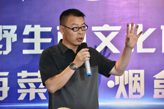 石屏县龙朋镇党委书记朱维忠在发布会上致辞
