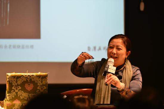 吉庆有余老银烧蓝压襟上的四个小物件