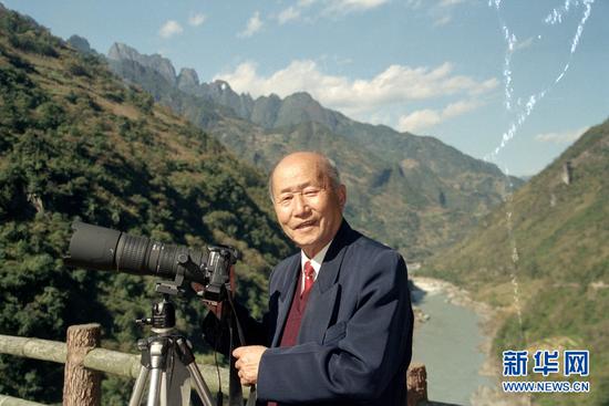杨长福2005年在拍摄间隙留影。受访者供图