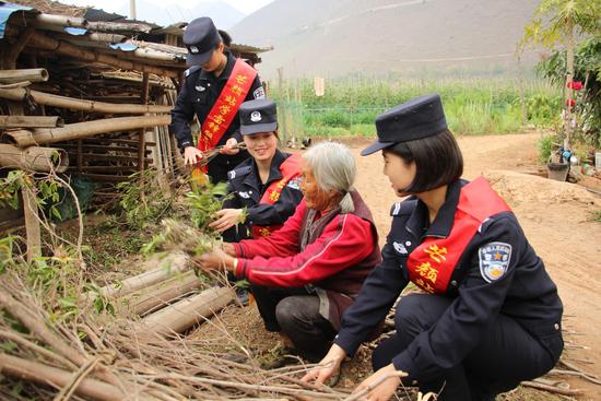帮助小溪奶奶做农活