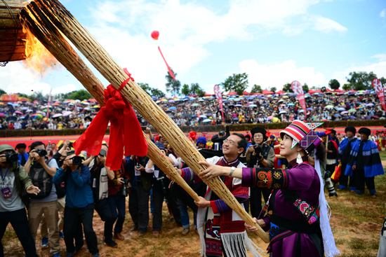 石林县委书记梁崑,县委副书记、县长普建勇共同点燃吉祥、幸福的火把(石林县委宣传部供图)