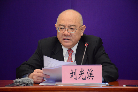 中国国际贸易促进委员会云南省分会、中国国际商会云南商会会长刘光溪发布新闻( 赵嘉 摄影)