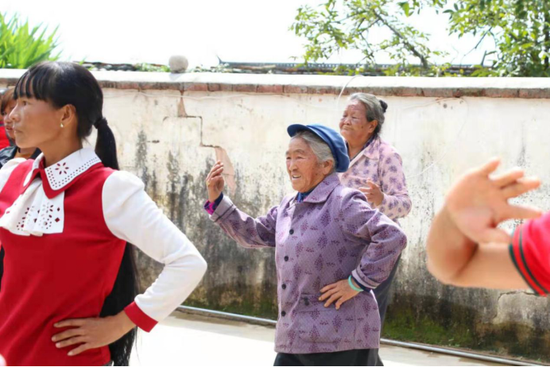正在跳广场舞的老人