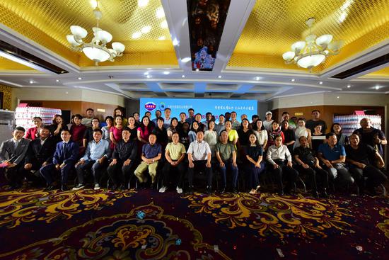 与会嘉宾与公司领导及演员合影