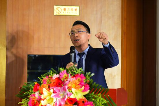 云南大座基实业有限公司执行总经理自安福介绍产品特性与营销优惠方案