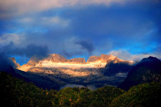 春雪皇冠山