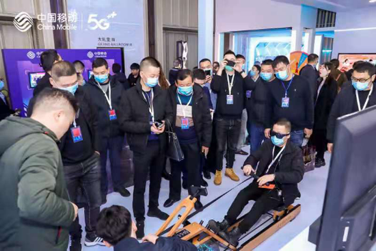 生态合作伙伴的代表们现场体验5G科技应用。(2020年12月10日摄)