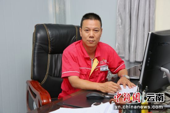 图为中国能建葛洲坝三峡建设公司白鹤滩施工局常务副局长王林接受记者采访。王康荣 摄