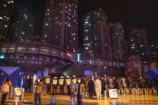 昆明市公安局交警支队五大队民警与相关防疫部门在昆明市呈贡区蓝光天骄城执勤