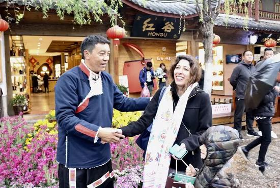 活动当天 工作人员还向市民奉献哈达 发放景区宣传册