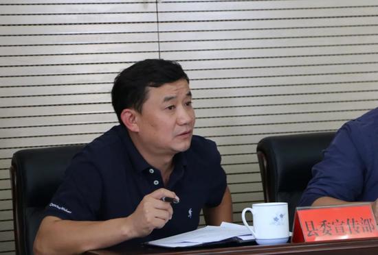 ▲县委宣传部副部长李虎汇报宣传工作筹备情况