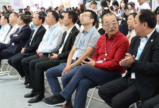 嘉宾、选手、评委合影