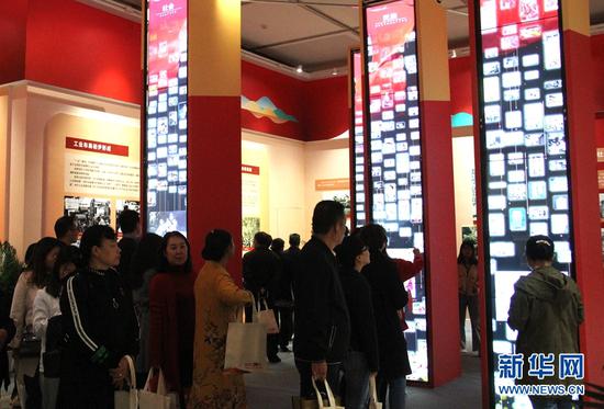 展厅内会动的照片墙,吸引了众多观众驻足。(新华网 念新洪 摄)