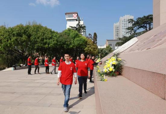 参拜抗战英雄