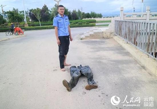 民警打捞“浮尸”