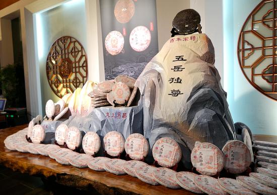 穿越百年时光,老、中、青三代易武茶同堂