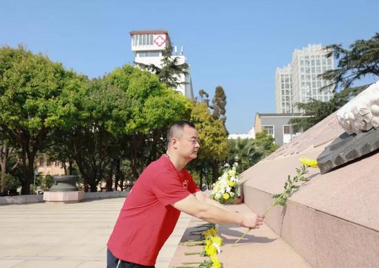 党委书记蒋宝华参拜抗战英雄