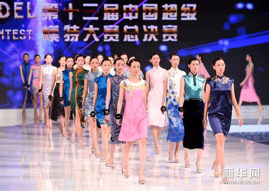 8月26日,选手在晚礼服展示环节绕场。新华社记者 李紫恒 摄