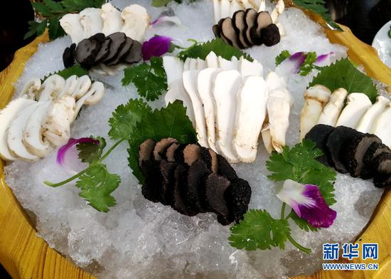野生菌做成的美味佳肴。新华网 普凡 摄