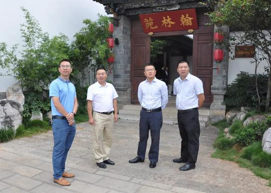 ▲县委书记毛宗晦(右二)检查翰林苑精品酒店周边环境整改情况