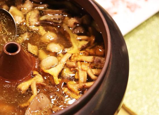福照野生菌气锅鸡