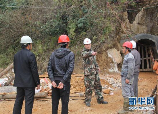 王涛带领安监站工作人员到矿山检查
