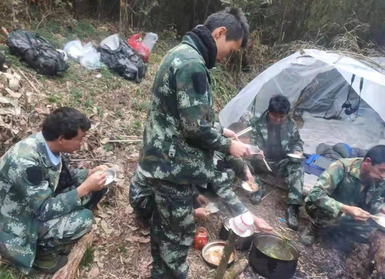 巡护途中吃住很简单