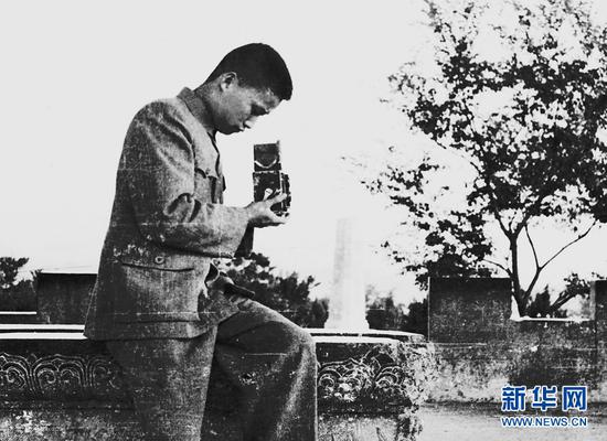 1949年,年轻的杨长福在昆明圆通山拍照。受访者供图