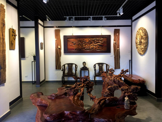 剑川嘉林木雕艺术有限公司展厅一角(张玲/摄)