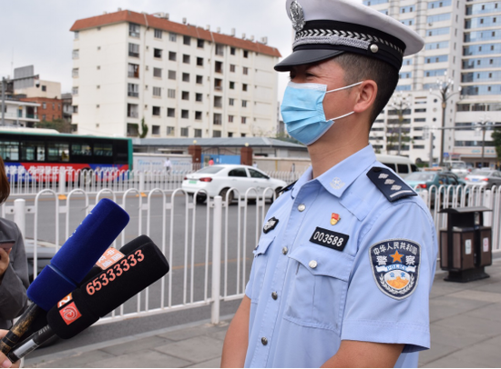 昆明市交警一大队六中队民警杨峰在活动现场接受采访
