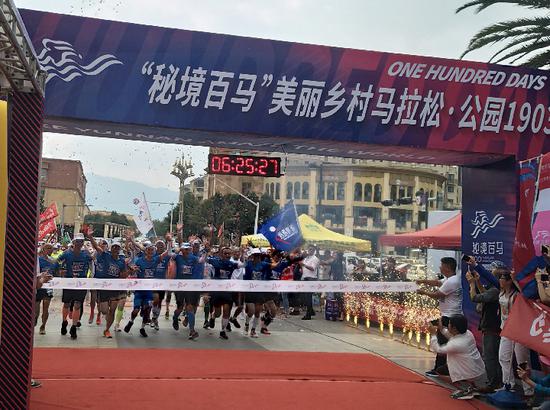 金飞豹在第100场马拉松终点线冲刺