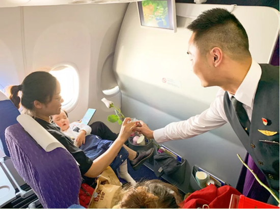 昆明航空三八妇女节特色航班主题机上活动。
