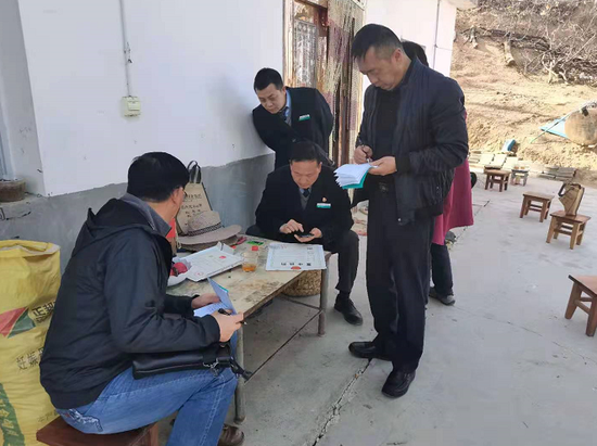农行工作人员走村入户建立农户档案