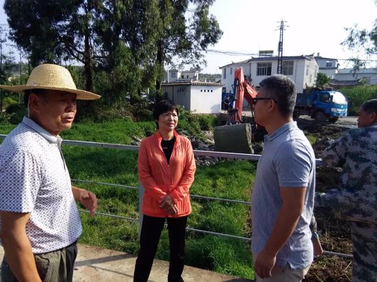 调查塔冲河清河进展情况现场