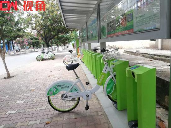 玉溪市紫艺路上的公共自行车点,不少车已经借出。