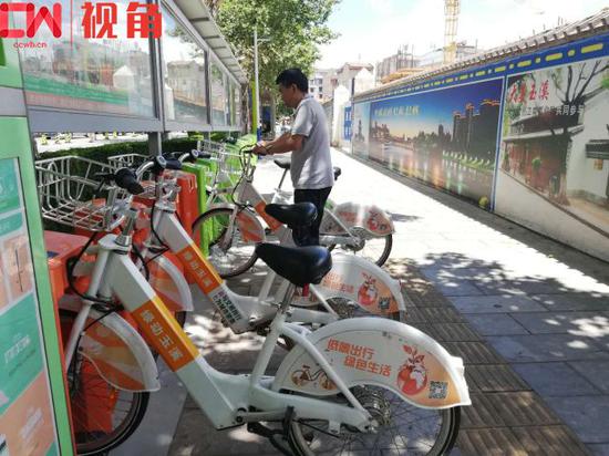 聂耳路上的公共自行车点,一位市民正在借车。