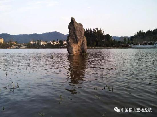 湖中的石头如同闭目养神的老者