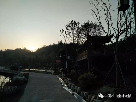 龙山湖畔漫步