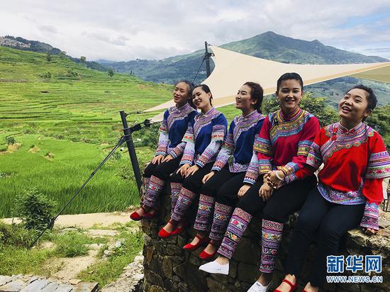少数民族少女在梯田边歌唱 刘娜 摄