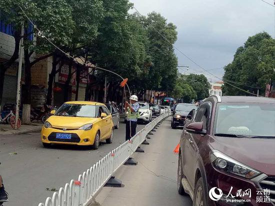 托举电线50分钟 云南保山交警化身“人肉电线杆”