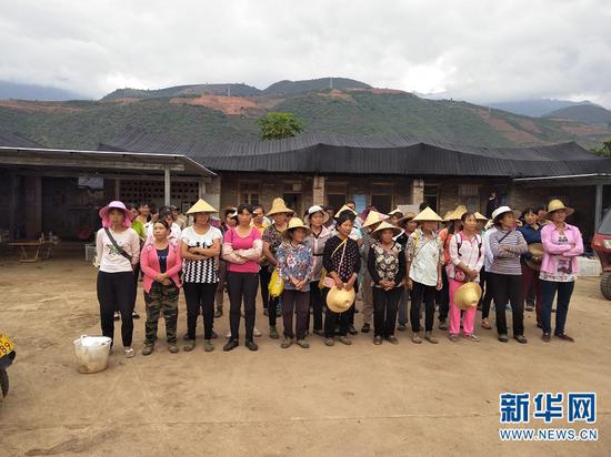 种植基地务工村民参加晨会