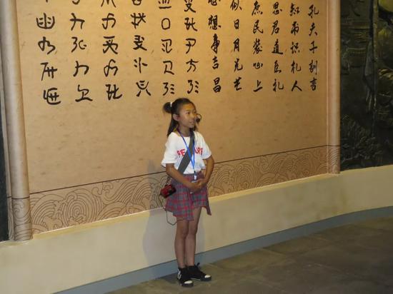 ▲小小志愿者讲解员在为参观的同学们进行讲解