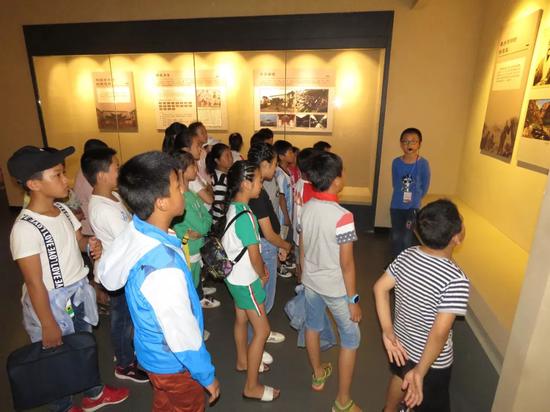 ▲讲解员在为同学们讲解明末著名的地理学家徐霞客的《游颜洞记》