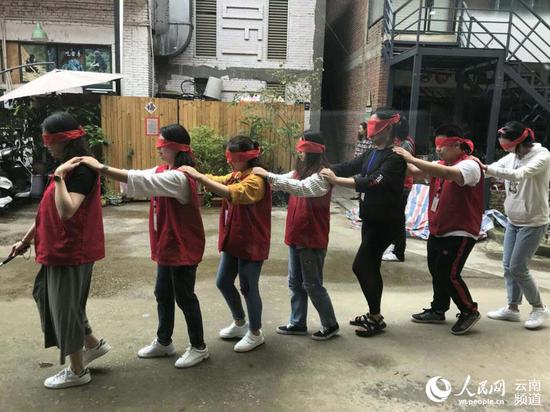 志愿者蒙着眼睛感受盲人的世界。摄影 周权