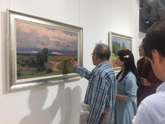 观展者欣赏蒋高仪油画作品