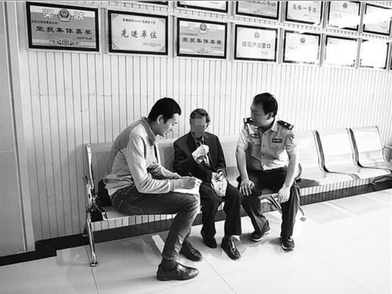 今年5月17日,反诈中心成功劝阻一起仿冒公检法诈骗案件,避免88岁老人经济损失6.1万元。 警方供图